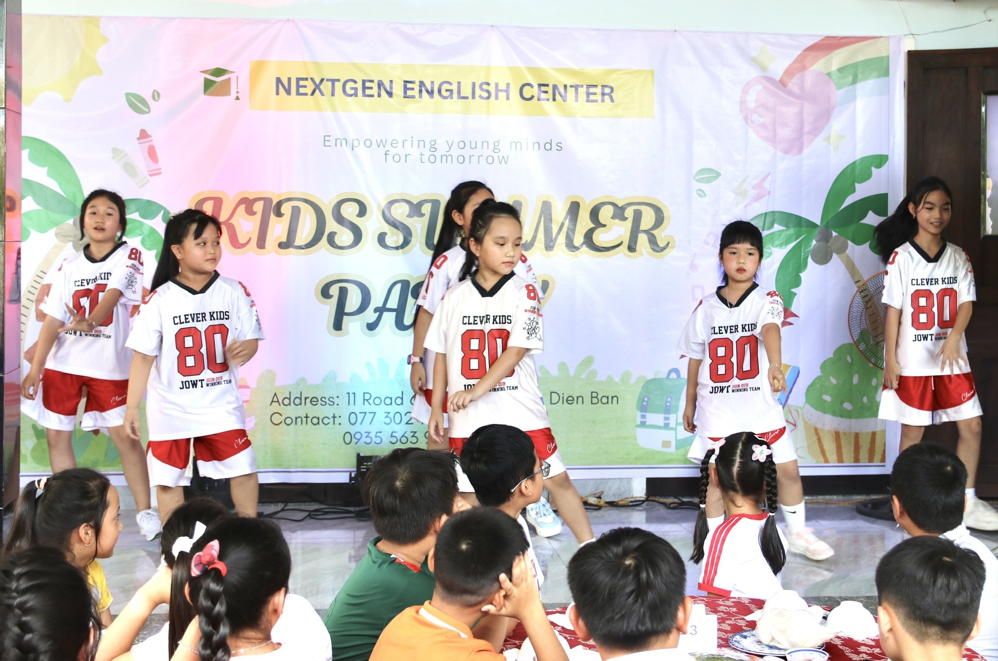 Các em học sinh trong trang phục đồng phục
