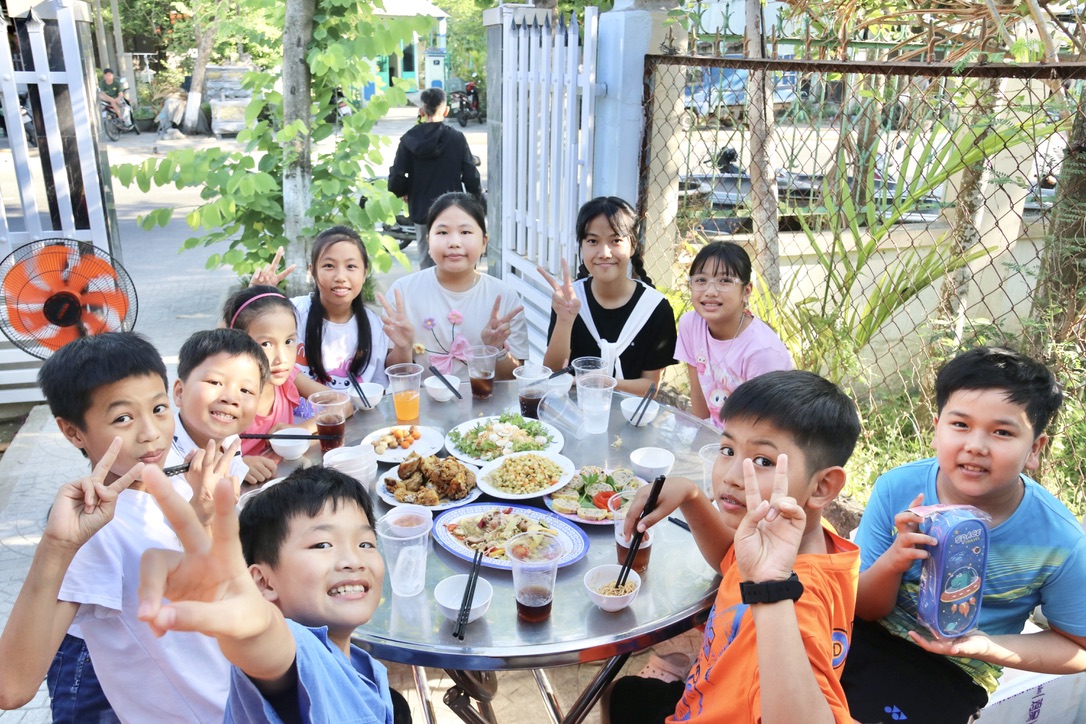 Khoảnh khắc vui vẻ của các em